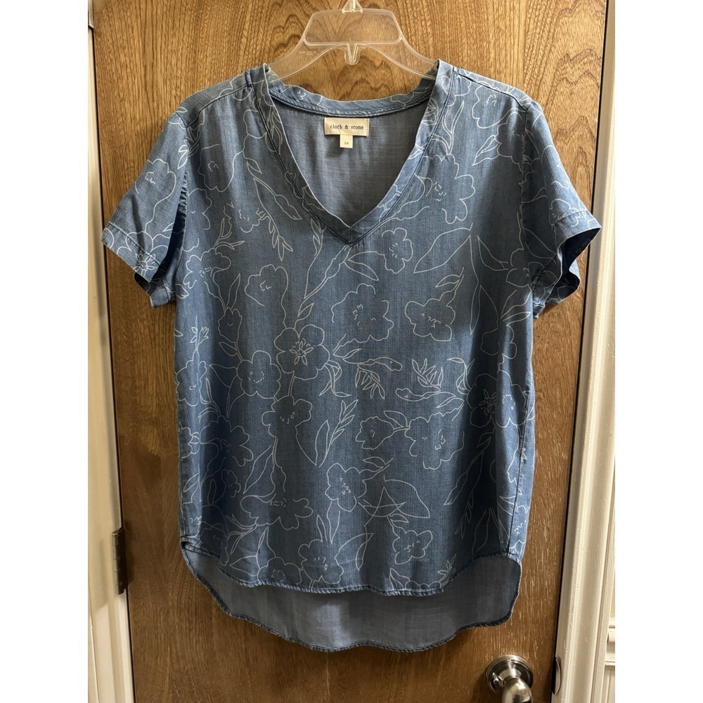 Cloth & Stone Anthropologie Women's Blue Denim-Like Floral V-neck Blouse Flowy M